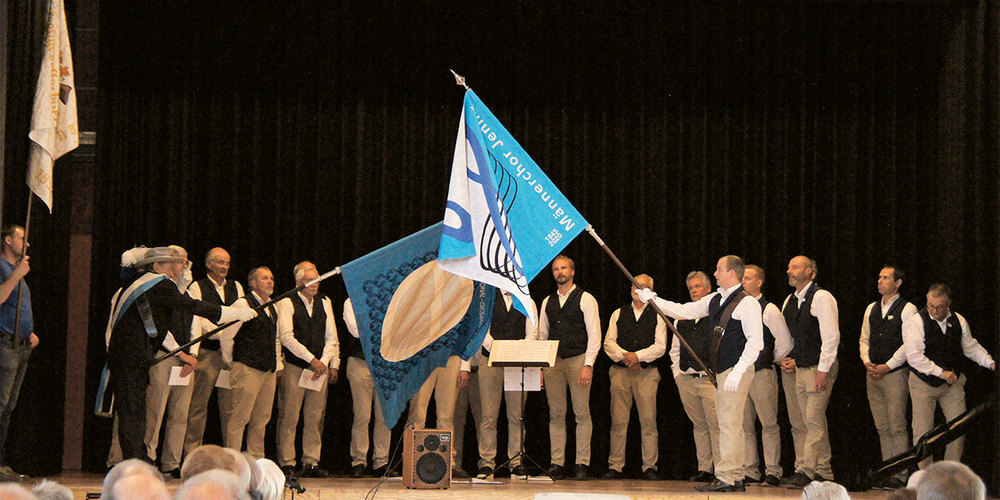 Enthüllung und Begrüssung der neuen Fahne (r.) des Männerchors Jenins.