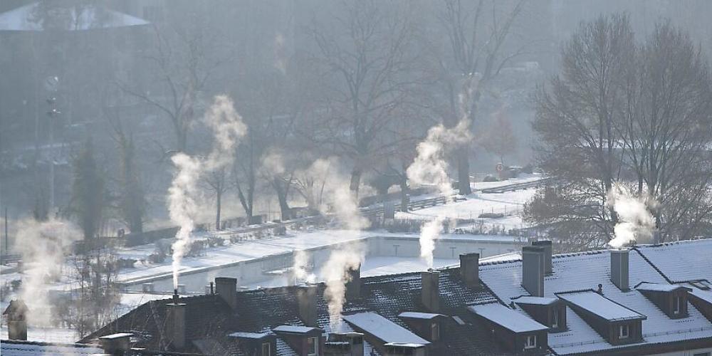 Rauchende Schornsteine an einem Wintertag in Bern: Das Heizen von Wohngebäuden mit festen Brennmaterialien wie Holz oder Kohle ist eine Hauptquelle der Aerosolverschmutzung in Europa. (Archivbild)