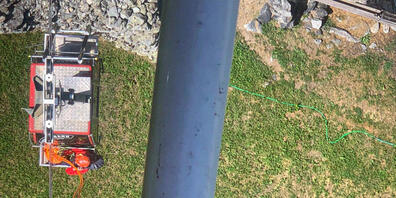 Ein Rettungsspezialist wird vom Helikopter der Air Zermatt aus auf eine der steckengebliebenen Gondel herabgelassen.