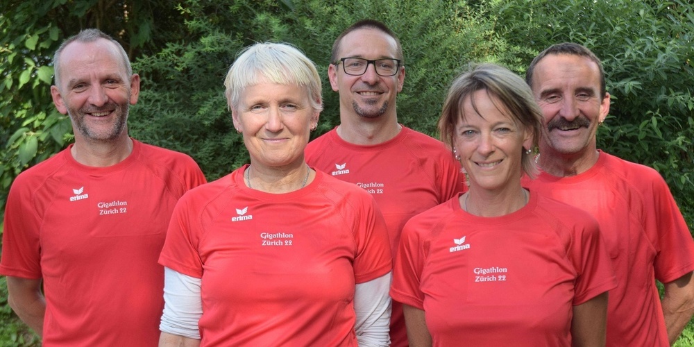 Das Team Pneuhaus Rüdisüli, Schänis, freut sich auf den Einsatz am Gigathlon: Pius Seliner, Karin Melchior, Ivo Hager, Erika Seliner und Leo Seliner (v.l.n.r.).