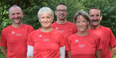 Das Team Pneuhaus Rüdisüli, Schänis, freut sich auf den Einsatz am Gigathlon: Pius Seliner, Karin Melchior, Ivo Hager, Erika Seliner und Leo Seliner (v.l.n.r.).