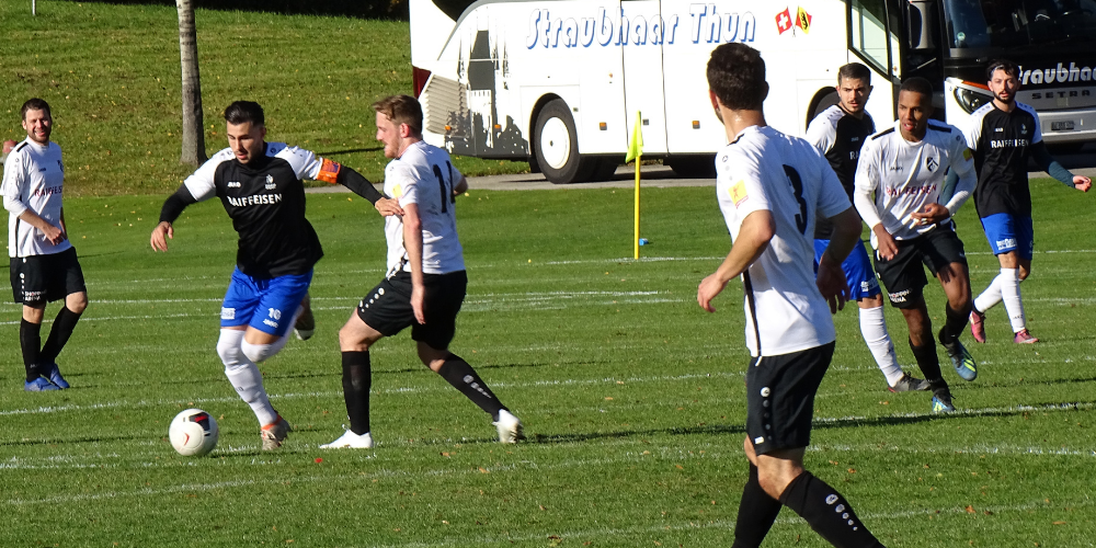 Salvatore Forgia (schwarzes Trikot) war auf verschiedenen Positionen einsetzbar und wichtiger Antreiber im Spiel der Heldsberger