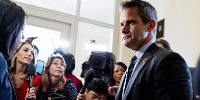 ARCHIV - Es gibt Wahlhelfer, die  «im Grunde nicht an die Demokratie glauben», so der Republikaner  Adam Kinzinger Foto: Andrew Harnik/AP/dpa