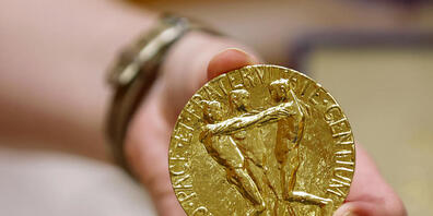 Die 23-karätige Goldmedaille des russischen Journalisten Dmitri Muratow für den Friedensnobelpreis 2021 wird vor der Versteigerung im Times Center gezeigt. Foto: Eduardo Munoz Alvarez/AP/dpa