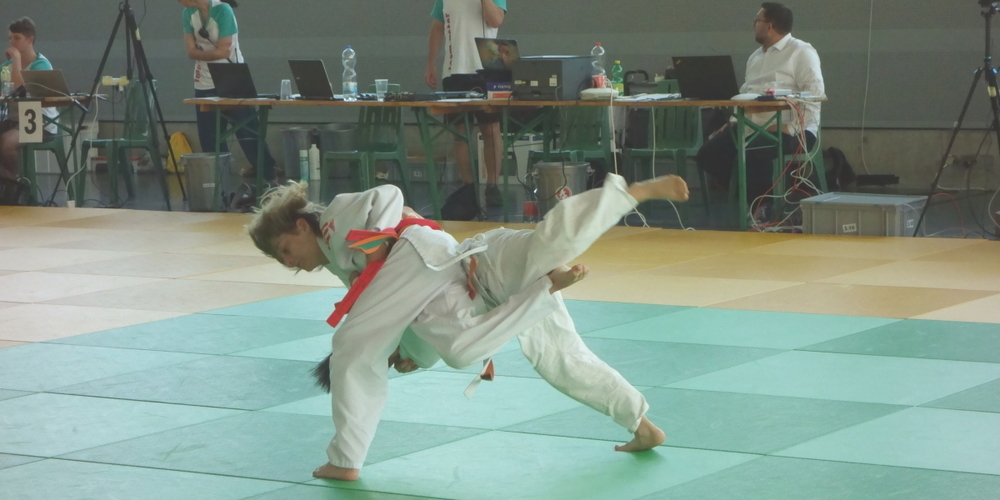 Sören Strobl besiegt seinen Gegner mit Uchi-mata.