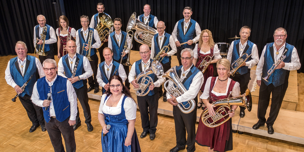 Hoffen auf einen schönen Sommerabend: Die Sarganserländer Musikanten spielen  in Wangs.