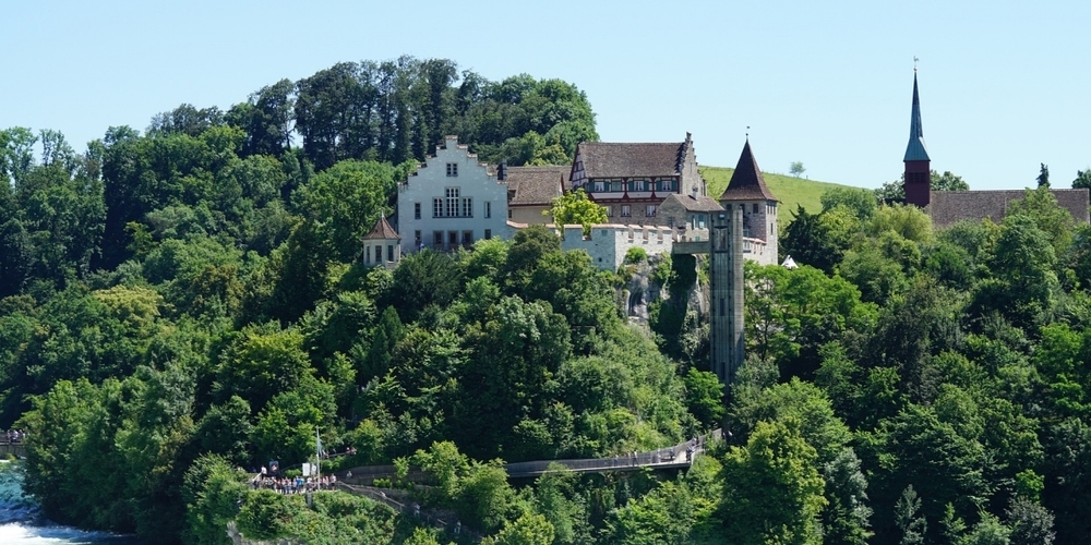 Parkplätze auf der Zürcher Seite des Rheinfalls sind neu gebührenpflichtig. (Symbolbild)