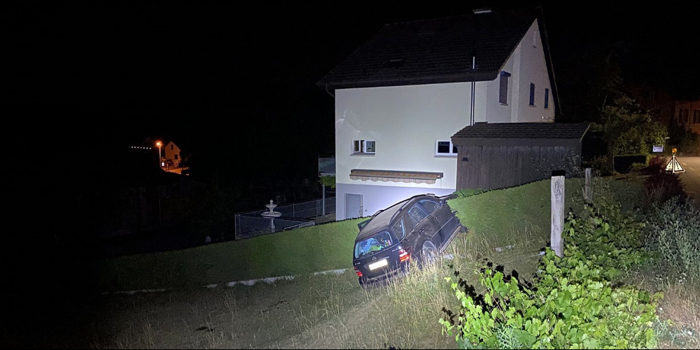 Das Unfallauto musste mit erheblichem Sachschaden durch eine private Bergungsfirma abtransportiert werden.