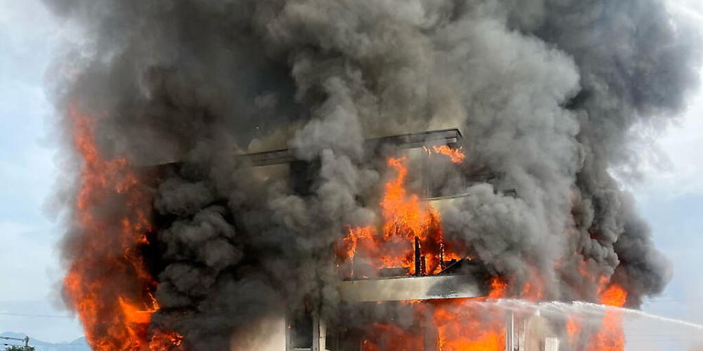 Das Feuer entwickelte sich zu einem Grossbrand.