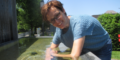 Das von Priska Inauen, Präsidentin des Kneipp-Vereins Appenzell, demonstrierte Armbad ist eine der klassischen Kneipp-Anwendungen, für die jeder Brunnen geeignet ist.