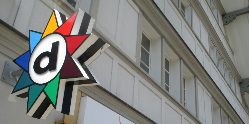 Der Drogistenstern markiert unübersehbar den neuen Standort des Ladengeschäfts, das den Branchenmix in der Einkaufsmeile Werd-/Rosentalstrasse erweitert.
