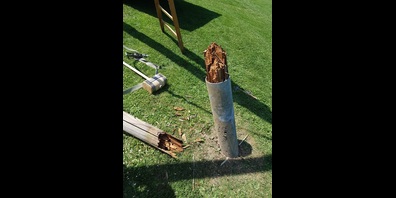 Unfallgefahr: dieser morsche Stützpfosten beim Spielplatz Zeppelinring musste ersetzt werden. 