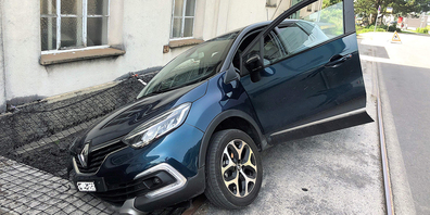 Rien ne va plus: Das Auto musste mit einem Fahrzeugkran zurück auf die Strasse gehoben werden. 