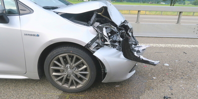 Eines der insgesamt drei durch den Unfall beschädigten Autos.