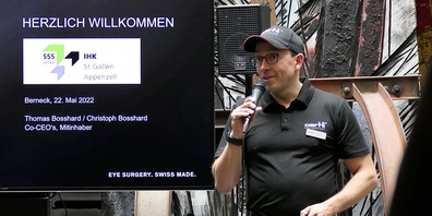 Thomas Bosshard erläuterte den Besuchern die Abläufe bei Oertli Instrumente