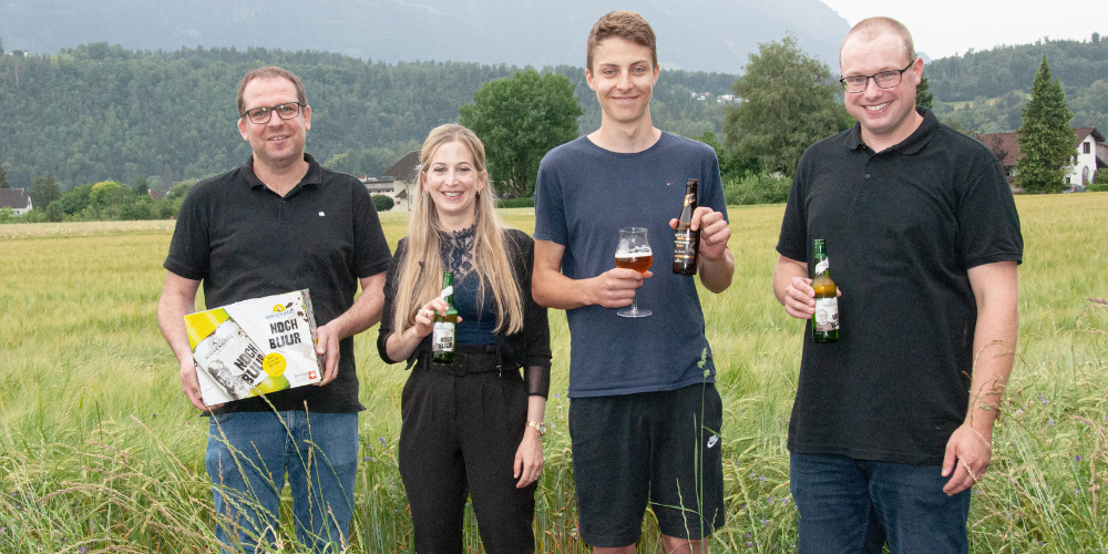 Steffen Pawlak (1. Braumeister), Claudia Keel-Graf (Geschäftsführerin), Endo Federli (Lehrling 3. Lehrjahr), Mathias Büchel (Gerstenlandwirt) 