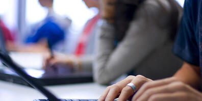 Im Rahmen der IT-Bildungsoffensive erproben St.Galler Berufsfachschulen mit Erfolg neue Lernmodelle mit Blended Learning. (Symbolbild)