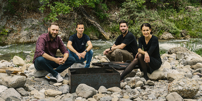 In der Natur mit Nomady (von links): Oliver Huber (Founder & CEO von Nomady), Michael Meyer (CFO von Sparrow Ventures), Paolo De Caro (Co-Founder & Head Creation von Nomady) und Laura Meyer (CEO von Hotelplan Group). 