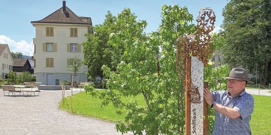 Planerinnen, Tiefbauer, Gärtnerinnen und Gärtner und andere mehr: Viele Handgriffe waren nötig, um den Schifflipark entstehen zu lassen. Privileg von Künstler Hans Thomann war, mit den letzten Handgriffen die Beschriftung des Parks an seinem Werk anzubringen.