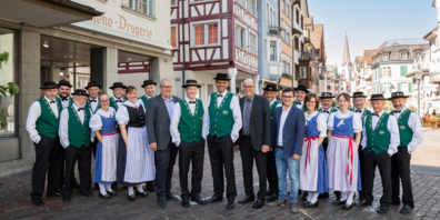Delegation des Jodlerklubs Altstätten in der Altstätter Marktgasse mit dem OK-Präsidium um Andreas Kobler und Hans Popp sowie Stadtpräsident Ruedi Mattle, Nationalrat Markus Ritter und Simon Büchel.