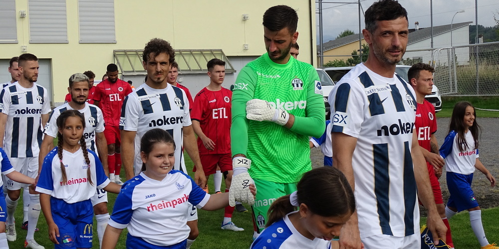 Schülerinnen und Schüler durften den FC Zürich und Viktoria Köln auf das Spielfeld begleiten