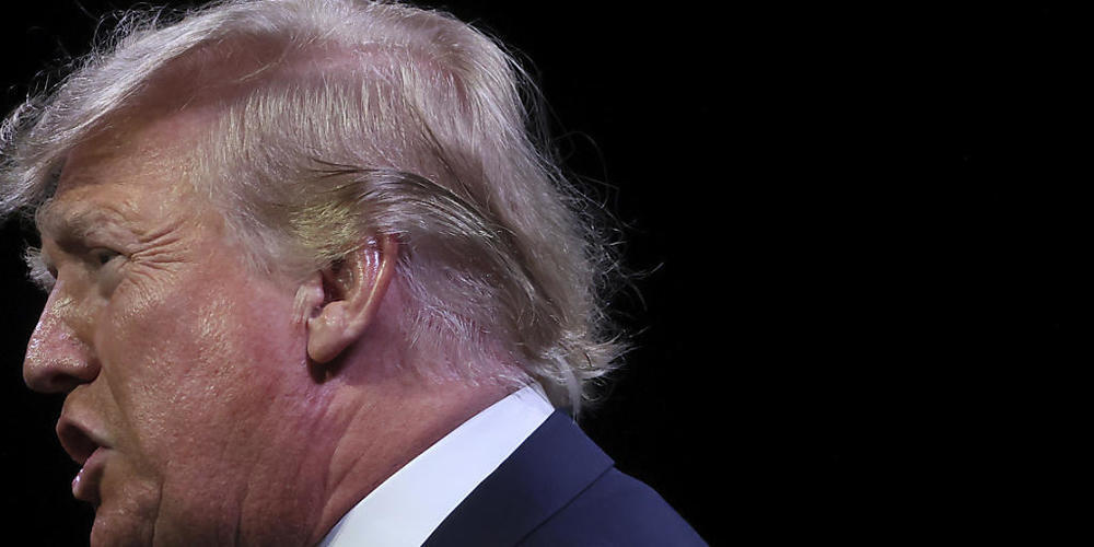 Donald Trump, ehemaliger Präsident der USA, spricht im Landers Center in Southaven, Missouri, zu der versammelten Menge. Foto: Joe Rondone/The Commercial Appeal via AP/dpa - ACHTUNG: Nur zur redaktionellen Verwendung und nur mit vollständiger Nenn...