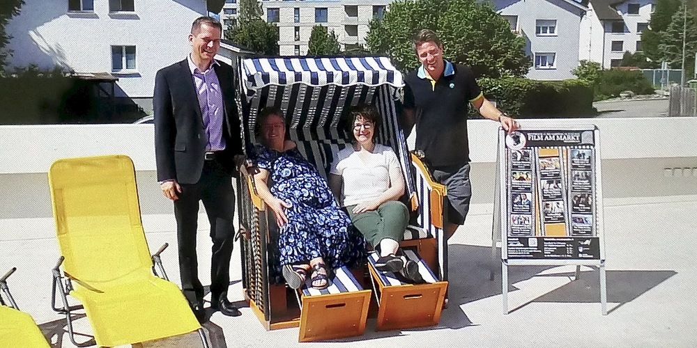 In den neuen Strandkörben lässte es sich gut Film schauen: v.l. Jürg Kehl vom Sponsor SGKB, Denise Zellweger, Gemeinderätin Jenny Eichmann und Madlen-Chef Pascal Zäch