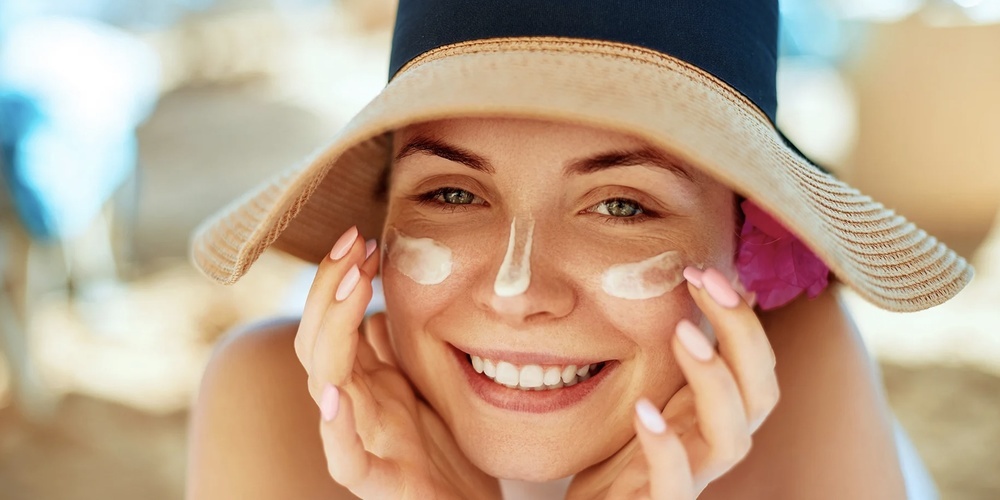 Oftmals enthalten Sonnencreme-Typen bedenkliche Stoffe für die Umwelt oder für die Gesundheit.