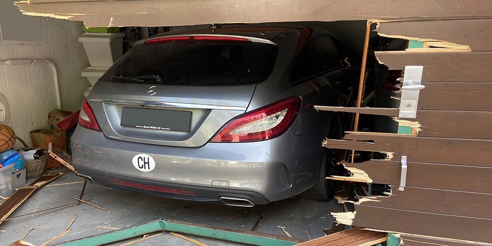 Die Frau krachte mit ihrem Auto durch das geschlossene Garagentor. 