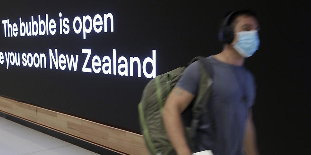 ARCHIV - Ein Passagier geht am Flughafen von Sydney zu einem Flugzeug, welches nach Neuseeland fliegt. Die neuseeländische Ministerpräsidentin Jacinda Ardern teilte am Mittwoch mit, dass Neuseeland am 31. Juli seine Grenzen erstmals wieder für Rei...