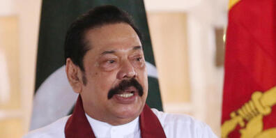 ARCHIV - Der bisherige Premierminister Sri Lankas, Mahinda Rajapaksa, spricht während einer Pressekonferenz. Inmitten der andauernden Proteste ist der Regierungschef Sri Lankas zurückgetreten. Das sagte ein Sprecher des Premiers am Montag der Nach...
