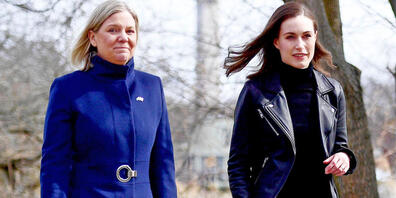 ARCHIV - Magdalena Andersson (l), Ministerpräsidentin von Schweden, und Sanna Marin, Ministerpräsidentin von Finnland, gehen nebeneinander. Der Nato-Beitritt von Schweden und Finnland könnte innerhalb weniger Wochen abgeschlossen sein. Das machte ...