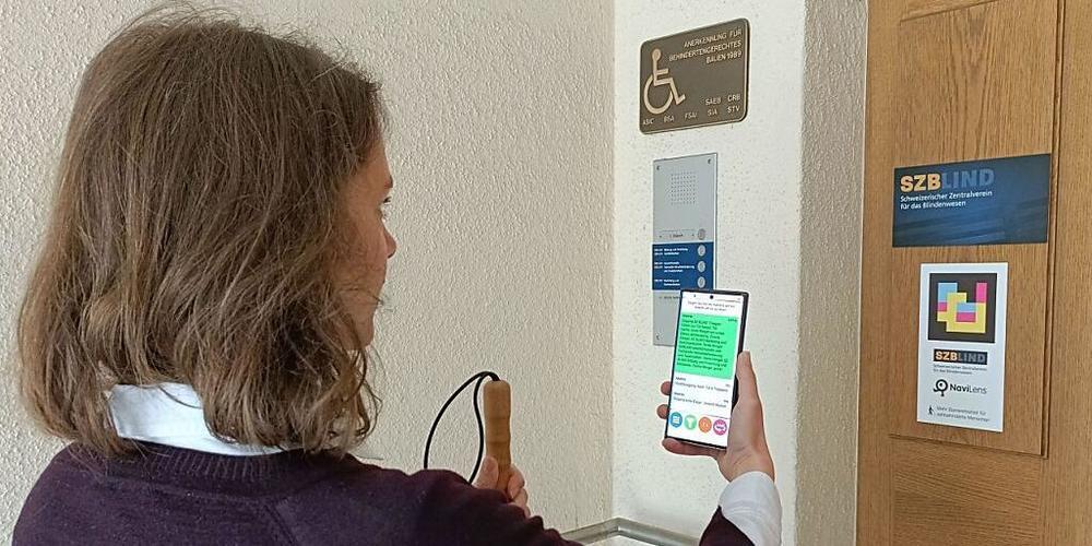 Eine Handy-App hilft sehbehinderten Menschen, sich mit Hilfe von farbigen QR-Codes zu orientieren.