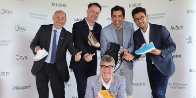 Die neue Führungscrew der kybun Joya AG, Urs Koller (v.l.), Markus Bartholet, Claudio Minder und Karl Müller IV zusammen mit Karl Müller III (vorne Mitte), der als Verwaltungsratspräsident zurücktritt.