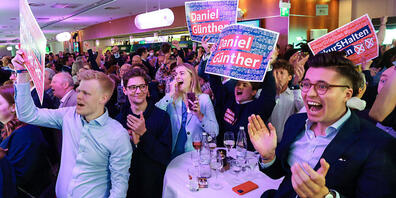 Anhänger und Parteimitglieder der Christdemokraten jubeln auf der Wahlparty nach Bekanntgaben der ersten Prognosen. Im norddeutschen Bundesland Schleswig-Holstein zeichnet sich nach ersten Prognosen ein klarer Sieg der regierenden Christdemokraten...