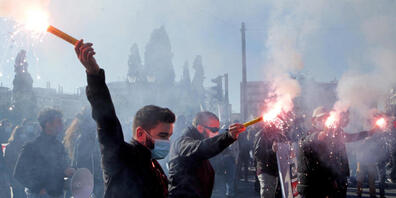 ARCHIV - Griechische Studenten halten Leuchtfeuer, während sie gegen geplante Änderungen am Hochschulgesetz protestieren. Foto: Aristidis Vafeiadakis/ZUMA Wire/dpa
