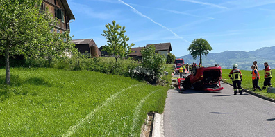 Das Auto überschlug sich und kam auf dem Dach zum Stillstand. 