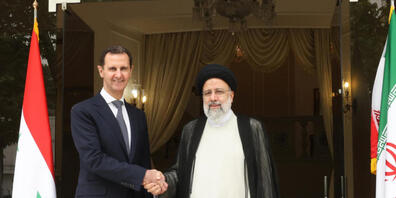 HANDOUT - Dieses von der Iranischen Präsidentschaft zur Verfügung gestellte Foto zeigt Ebrahim Raisi (r), Präsident des Iran, der Bashar al-Assad, Präsident von Syrien, vor ihrem Treffen begrüßt. Der syrische Präsident Assad ist am Sonntag zu eine...