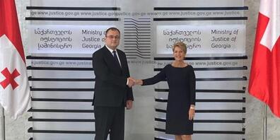 Bundesrätin Karin Keller-Sutter mit dem georgischen Justizminister Rati Bregadze.