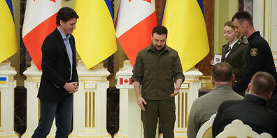 Wolodymyr Selenskyj (M), Präsident der Ukraine, und Justin Trudeau (l), Premierminister von Kanada, nehmen an einer Preisverleihung für einen ukrainischen Pionier und seinen Jack Russell Terrier Patron teil. Patron bekam den Orden «Für selbstlosen...