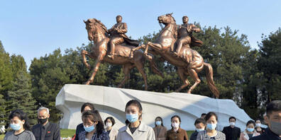 Menschen mit Mund-Nasen-Schutz besuchen im April das Mansudae-Kunststudio in Pjöngjang. Foto: -/kyodo/dpa