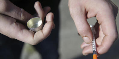 ARCHIV - Ein Mann hält eine Spritze für eine Fentanyl-Injektion in der Hand. Gesundheitsbehörde CDC veröffentlichte am Mittwoch vorläufige Daten, nach denen die Zahl der Drogentoten in den USA im vergangenen Jahr auf einen Rekordwert von mehr als ...