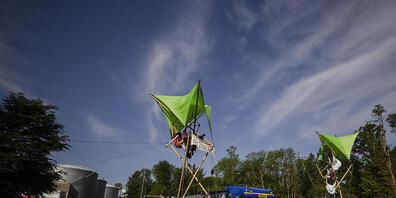 Aktivisten des Klimastreiks Schweiz blockierten am Donnerstagmorgen teilweise die Zufahrt zum Tanklager in Rümlang.