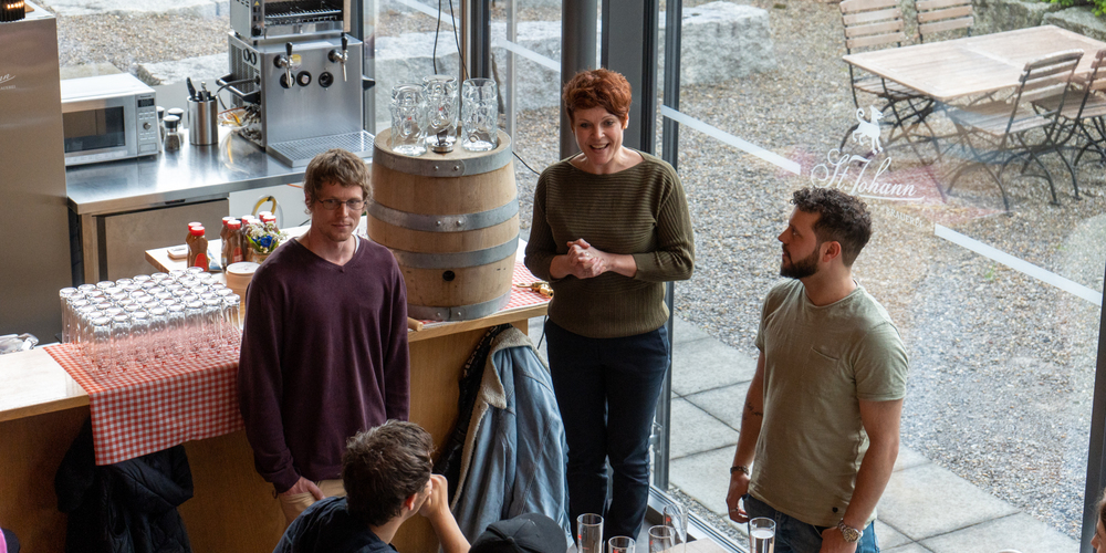 Fabian Knaus, Monika Bösch und Roger Küng (von links) präsentieren das neue Bier in aller Kürze.