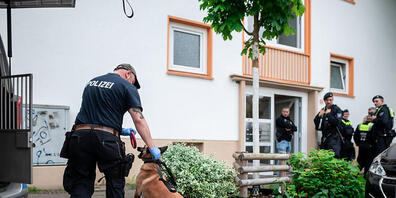 Die Polizei in Essen ermittelt wegen möglicherweise geplanter Straftaten an zwei Schulen gegen einen 16-Jährigen und untersuchen mit Spürhunden das Haus des Tatverdächtigen. Foto: Fabian Strauch/dpa - ACHTUNG: KFZ Kennzeichen wurde aus rechtlichen...
