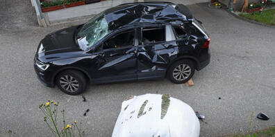 Von der Seite gerammt wurde dieses Auto in Menznau von einem Siloballen.