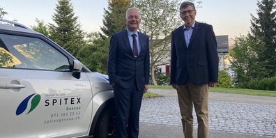 Präsident Andreas Cavelti (rechts) übergibt das Präsidium an Heinz Lorentini.