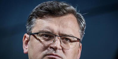 Der ukrainische Außenminister Dmytro Kuleba fordert im Rahmen seines Berlin-Besuchs die Lieferung westlicher Kampfflugzeuge für die Verteidigung seines Landes. Foto: Michael Kappeler/dpa