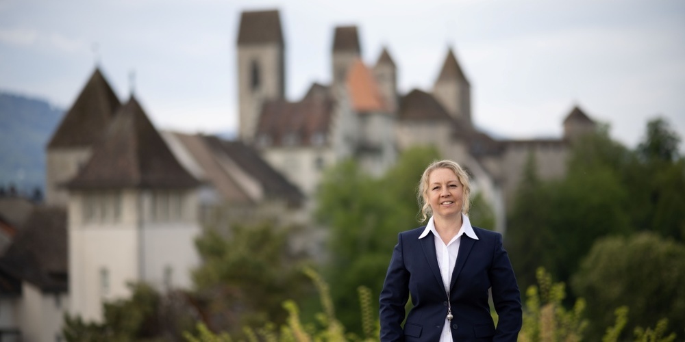 Angela Moulder, Leiterin der Abteilung Kaufleute und Detailhandel am BWZ Rapperswil-Jona, weiss, ob das BWZ als grösste Bildungspartnerin in der Region, parat für die Reformen ist.