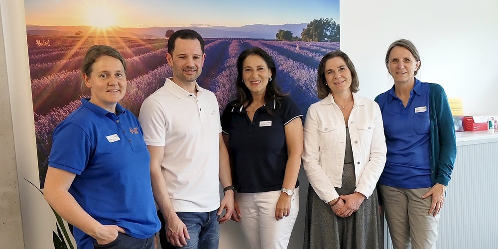 Das Therapeutenteam des ambulanten Geriatriezentrums Heerbrugg: v.l. Ergotherapeutin Sonja Rocker, Physiotherapeut Nikolaus Betzler, Ernährungsberaterin Sandra Zeugin,  Ärztliche Leiterin Dr. Birgit Schwenk sowie Logopädin Doris Zeller